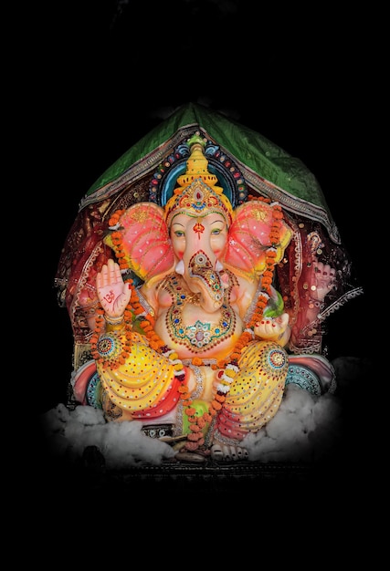 Estatua de Ganesha aislada sobre fondo negro