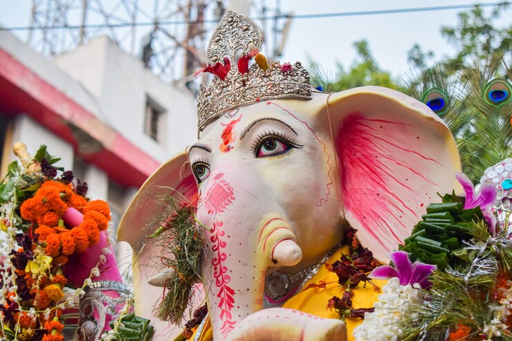 Estatua de Ganesha durante Ganesh Chaturthi ídolo del dios hindú