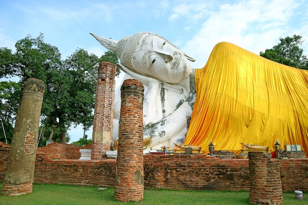 Estátua gigante de buda reclinado