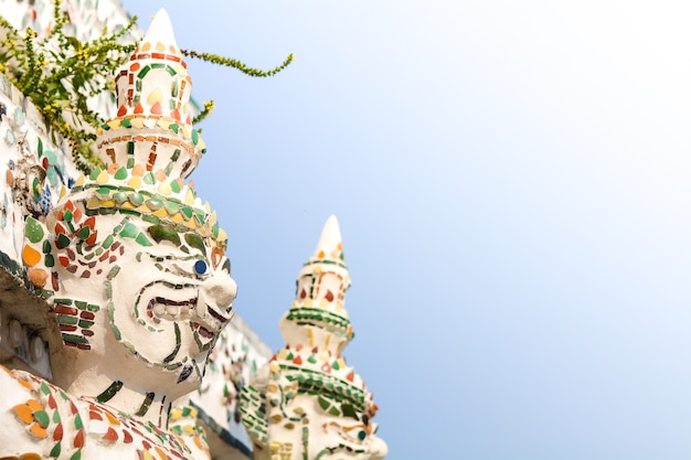 Estatua gigante del guarda en el templo en Bangkok, Tailandia.