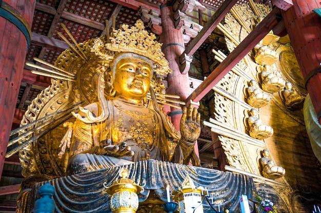 Estatua gigante de oro de Guan Yin en el templo Todaiji Prefectura de Nara Japón