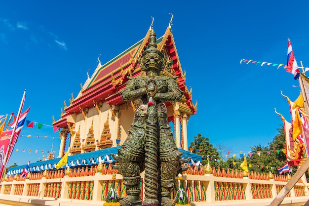 Estatua gigante en el templo del Buda de Esmeralda