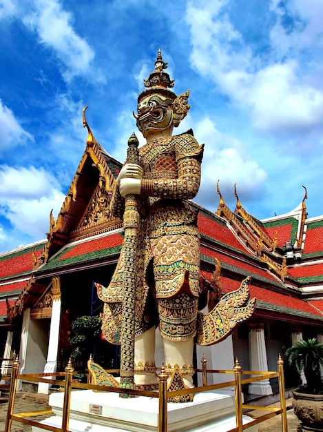 Estatua gigante en el templo Wat Pra Kaew