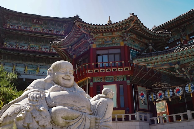 Foto estátua gorda da buda no templo de samgwangsa em busan