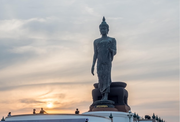 Estatua de Grand Walking Buddha la estatua principal de la diócesis budista bajo el cielo crepuscular en Tailandia