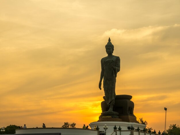 Estatua de Grand Walking Buddha la estatua principal de la diócesis budista bajo el cielo crepuscular en Tailandia