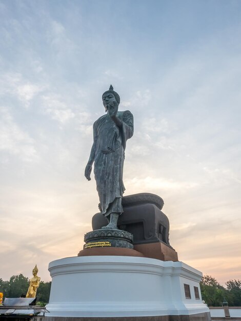 Estatua de Grand Walking Buddha la estatua principal de la diócesis budista bajo el cielo crepuscular en Tailandia