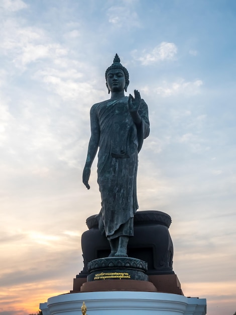 Estatua de Grand Walking Buddha la estatua principal de la diócesis budista bajo el cielo crepuscular en Tailandia