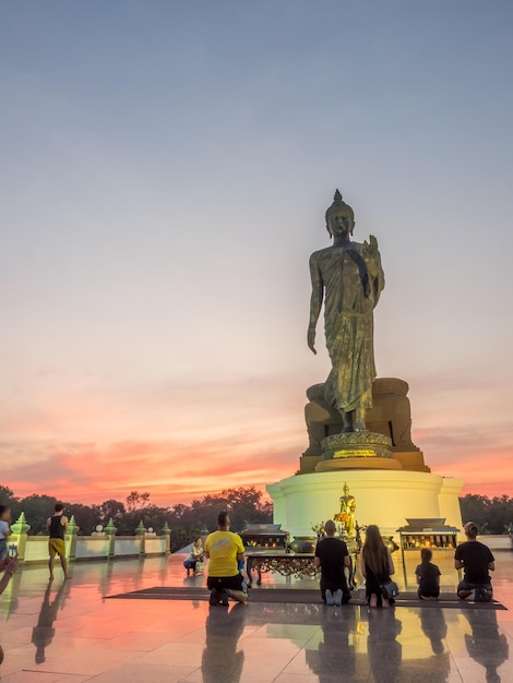 Estatua de Grand Walking Buddha la estatua principal de la diócesis budista bajo el cielo crepuscular en Tailandia