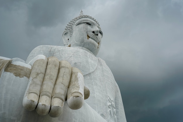 Estatua grande de Buda en la provincia de Mukdahan Tailandia.