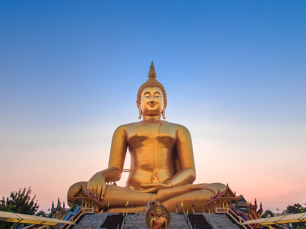 Estatua grande de Buda en la puesta del sol, Tailandia.