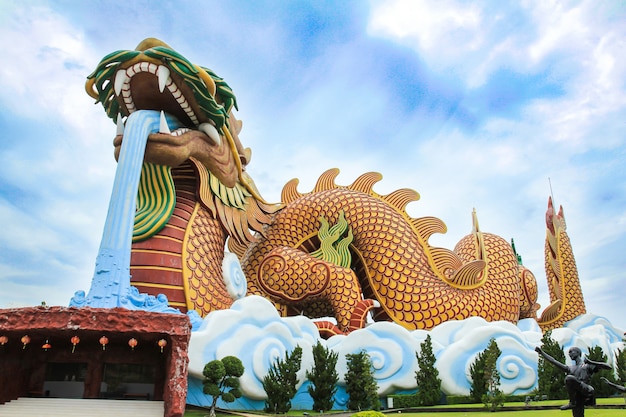 Estatua grande del dragón en el museo de los descendientes del dragón en Suphan Buri, Tailandia.