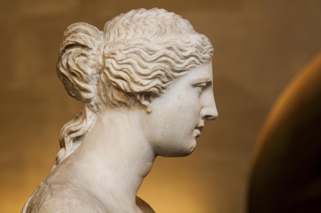 Estatua griega de Venus de Milo en el museo del Louvre de París