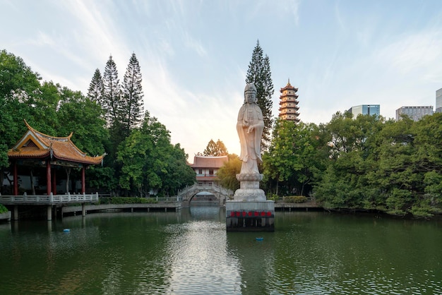 La estatua de Guanyin en el lago del templo Xichan en Fuzhou