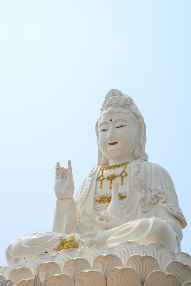 Estatua de Guanyin en el templo chino Wat Hyua Pla Kang en Chiang Rai
