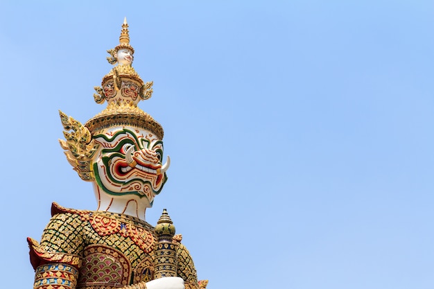 una estatua de guardián en el templo de wat phra kheo