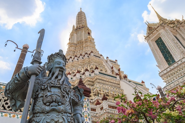 Estatua del guerrero chino en Wat Arun