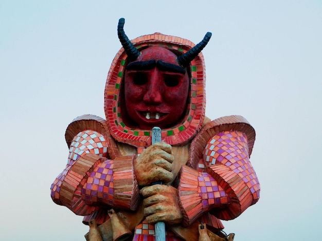 Foto una estatua de un guerrero con cuernos y cuernos.