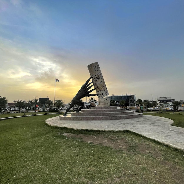 Estatua del Hafiz de la estatua iraquí de AA de un hombre que sostiene una piedra grande con las palabras paz en ella