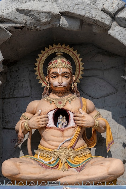 Estatua de Hanuman, ídolo hindú cerca del río Ganges, Rishikesh, India. Lugares sagrados para peregrinos. La estatua que representa al Señor Hanuman le abre el pecho y revela al Señor Rama y a Sita en su interior, en el corazón.