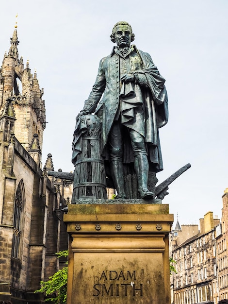 Estatua de HDR Adam Smith en Edimburgo