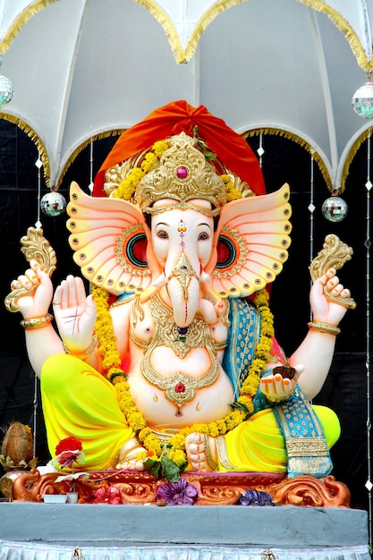 Estatua hecha a mano pintada colorida del ídolo de dios hindú hindú GaneshaGanpati