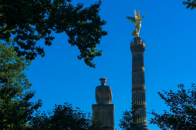 Estatua de Helmuth von Moltke el Viejo por la columna de la victoria contra el cielo azul claro