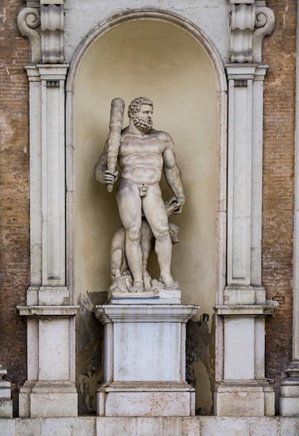 Estatua de Hércules con un perro de tres cabezas en la entrada del Palacio Ducal de Módena, Italia. La escultura fue realizada por Prospero Sogari en 1565.