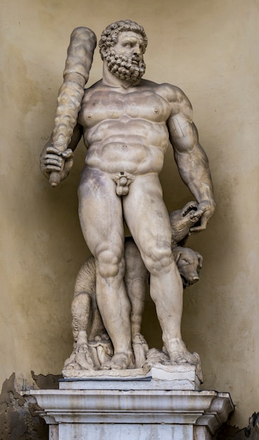 Estatua de Hércules con un perro de tres cabezas en la entrada del Palacio Ducal de Módena, Italia. La escultura fue realizada por Prospero Sogari en 1565.
