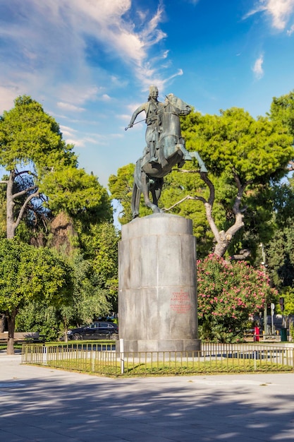 Foto estatua del héroe revolucionario griego georgios karaiskakis en los jardines nacionales