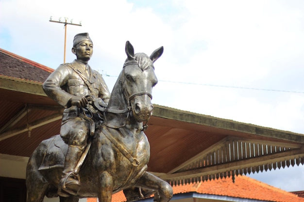 Foto estatua del héroe sudirman y su caballo