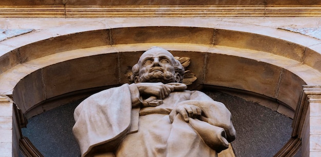 Una estatua de un hombre con barba y gafas.