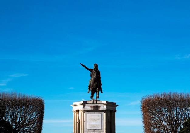 Una estatua de un hombre a caballo con el cielo de fondo