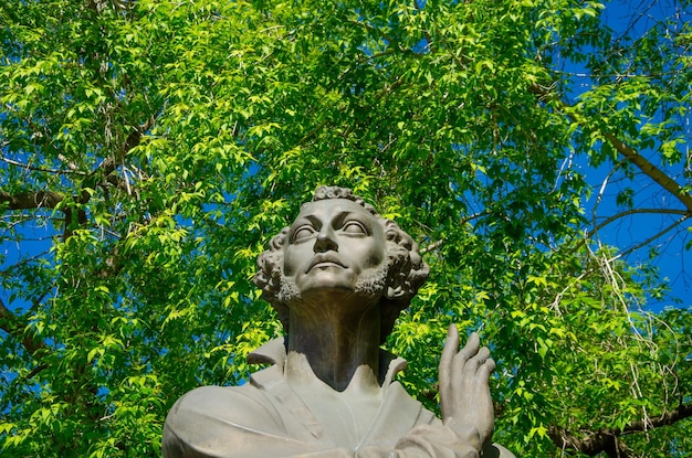 Una estatua de un hombre con un cielo azul detrás de él