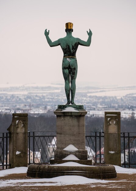 Estatua de un hombre desnudo con vistas a Dresde