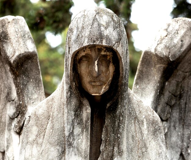 Una estatua de un hombre encapuchado.