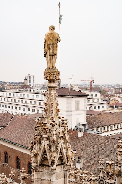 Estatua de un hombre con una lanza en la torre de la catedral de milán italia