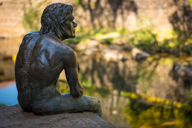 Foto estatua del hombre pez en liérganes (cantabria). leyenda y ser de la mitología.