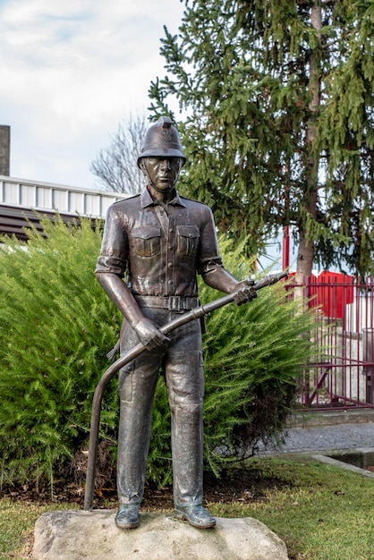 Estatua en homenaje al bombero en Melgaco