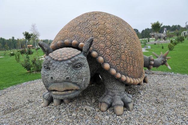 Estatua de hormigón de tamaño completo del armadillo prehistórico Doedicurus en el Parque de Historia de la Tierra