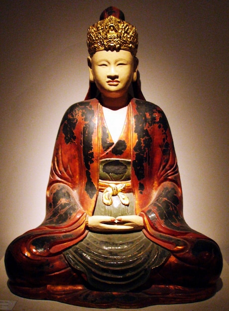Estátua humana tradicional meditando contra a parede
