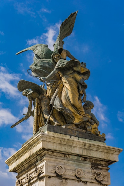 Foto estatua il pensiero de giulio monteverde en vittoriano en roma, italia