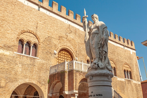 Estatua de la independencia en el centro histórico de la ciudad de Treviso en Italia