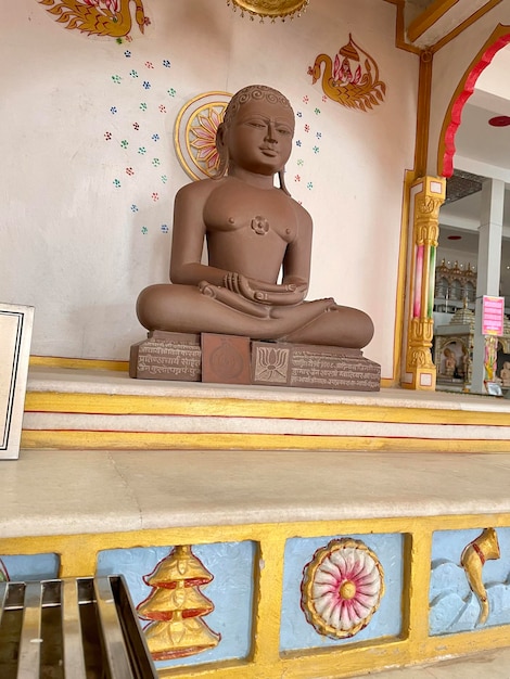 Foto estátua jain no templo