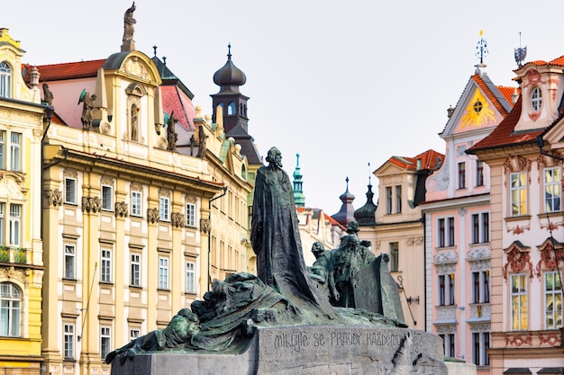 Estatua de Jan Hus en la Plaza de la Ciudad Vieja de Praga