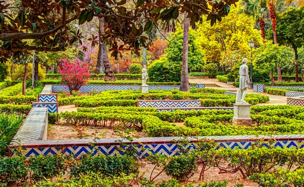 Foto una estatua en un jardín con una estatua en el medio