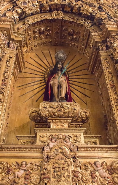 Estatua de Jesucristo en la iglesia medieval Arquitectura religiosa Interior de la iglesia antigua