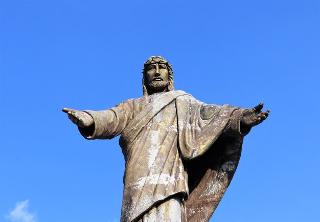 Estatua de jesús con cielo azul claro