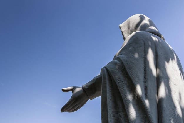 Foto estatua de jesús dando bendiciones