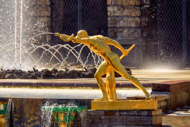 Foto estatua de un joven con una serpiente en la fuente principal de peterhof